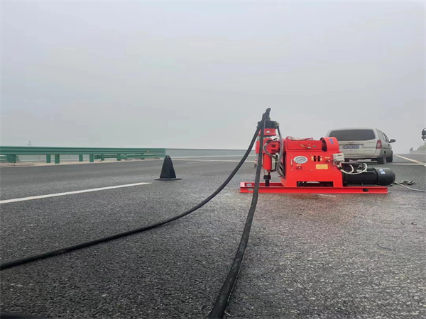 岭东马路路基路面开裂下沉注浆加固灌浆